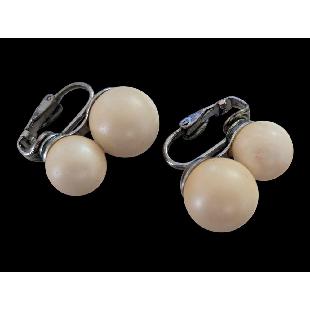 Vintage 1960s Creamy Simulated Pearl Silver Tone Clip On Round Earrings Party